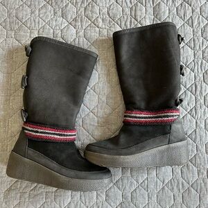 NWOT Cougar sheepskin black boots with toggle back and rope details - size 11
